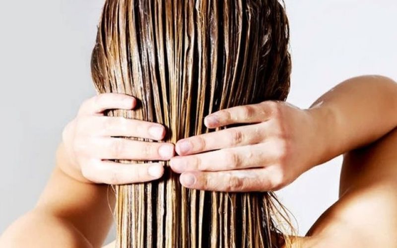 A homemade mask for hydrated hair