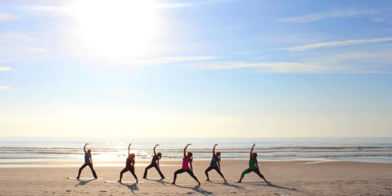 7 λόγοι για να κάνετε yoga στην παραλία 7 λόγοι για να κάνετε yoga στην παραλία